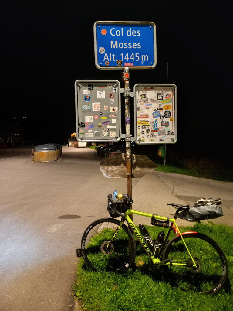 neočakávaný prejazd horským prechodom Col des Mosses vo výške 1445 metrov nad morom