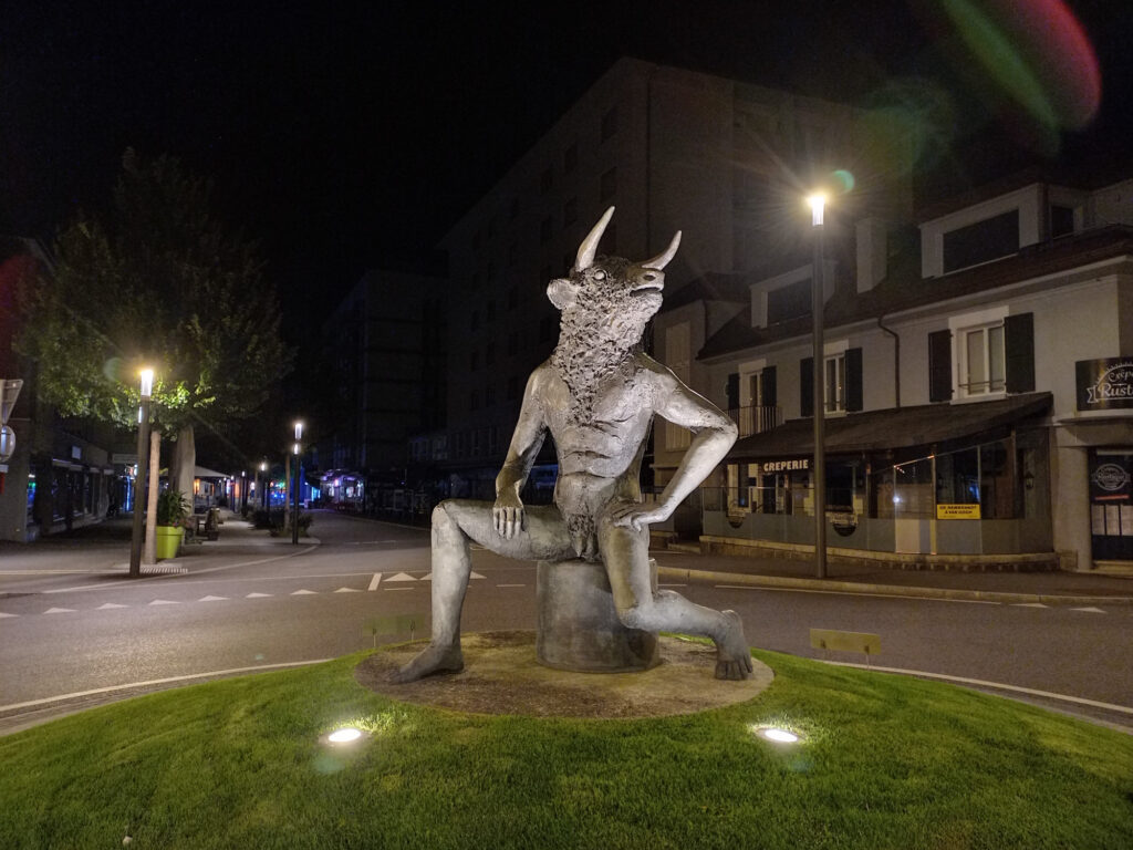 nočný holotrt na kruhovom objazde v Martigny