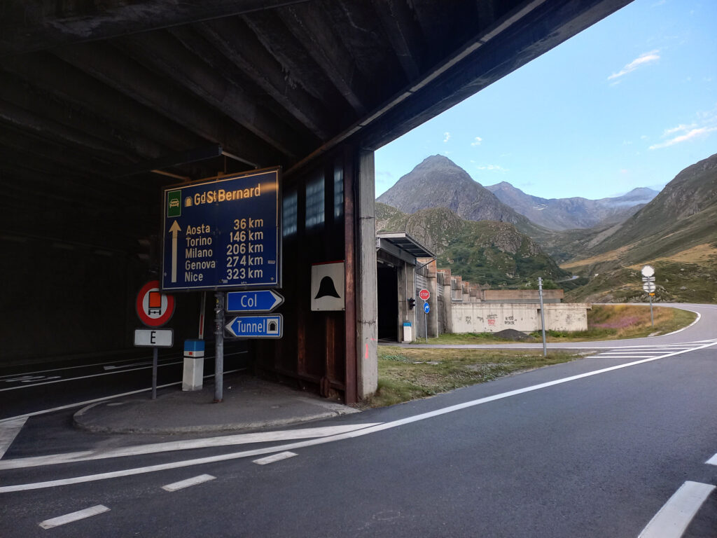 rozdeľovač ciest pod horským prechodom Col du Gd-St-Bernard