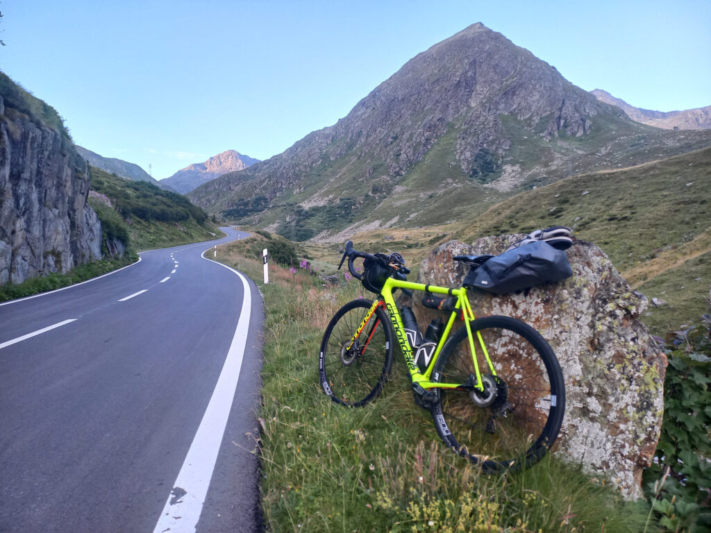 niekoľo serpentín pod vrcholom majestátu Col du Gd-St-Bernard