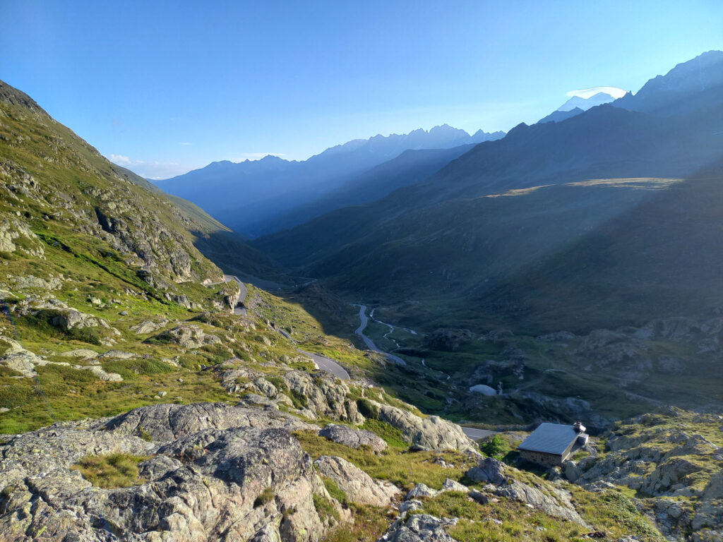 ranné lúče slnka na horskom prechode Col du Gd-St-Bernard