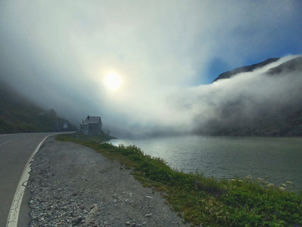 boj slnka a hmly na vrchole horského pasu Col du Gd-St-Bernard