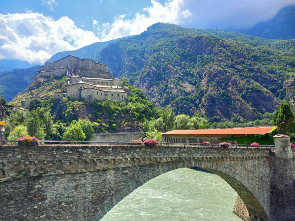 údolie Aosta, severné Taliansko a masívna alpská pevnosť Forte di Bard