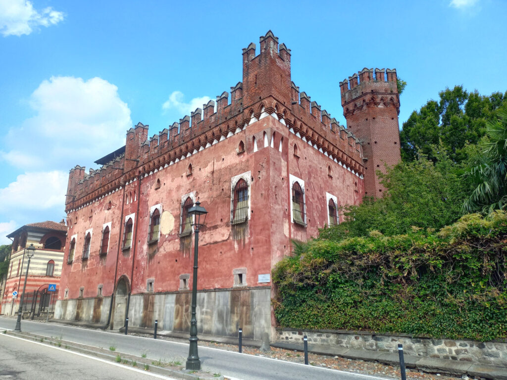 Castello di Roppolo - červený stredoveký hrad nad jazerom Viverone - Piemont