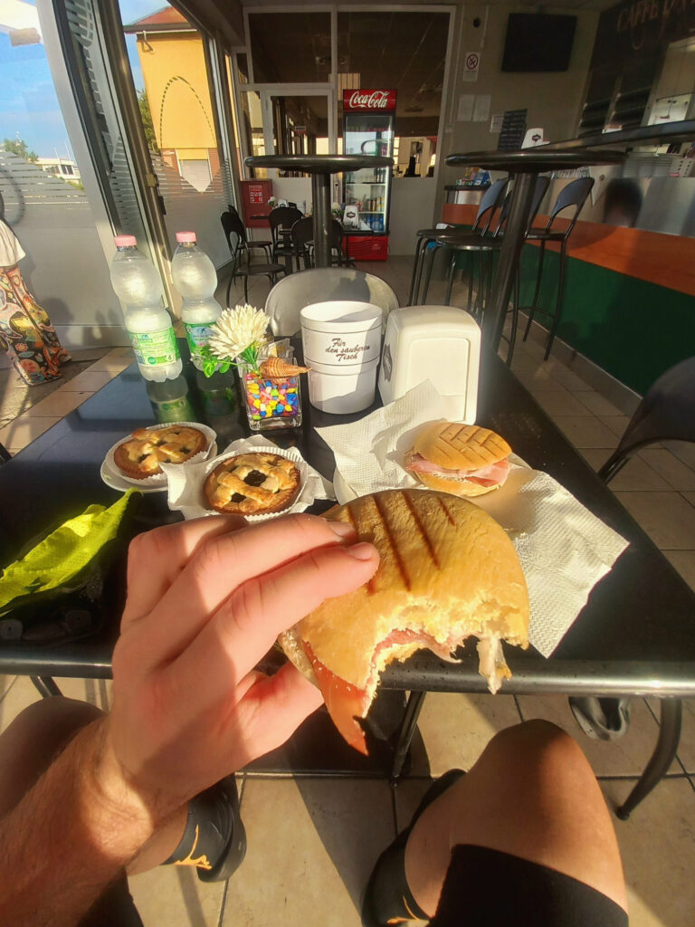 pauza na olovrant a doplnenie energie pred ďaľšou nočnou časťou cesty do Genua