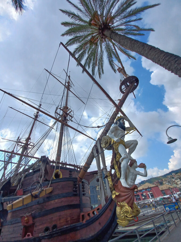 historická drevená plachetnica s bohato zdobenou lodnou figúrou v prístave - Genua