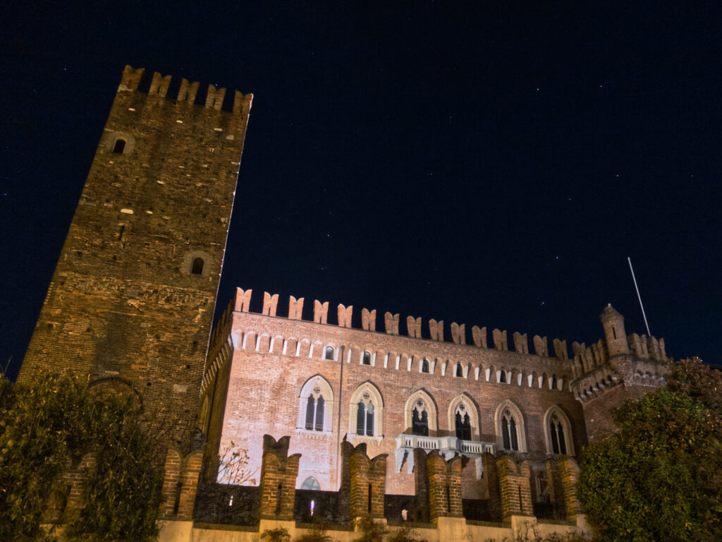 Hrad Castello di Carimate nasvietený cyklistickým svetlom počas nočnej jazdy