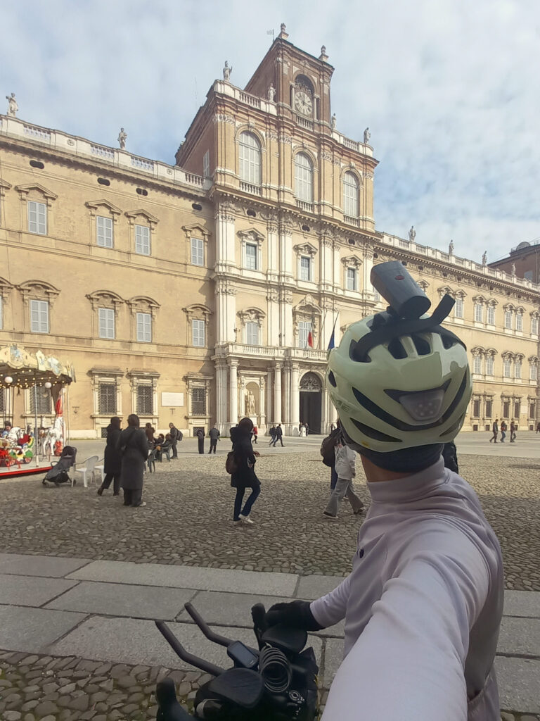 Autoportrét pred barokovým Palazzo Ducale na Piazza Roma v Modene