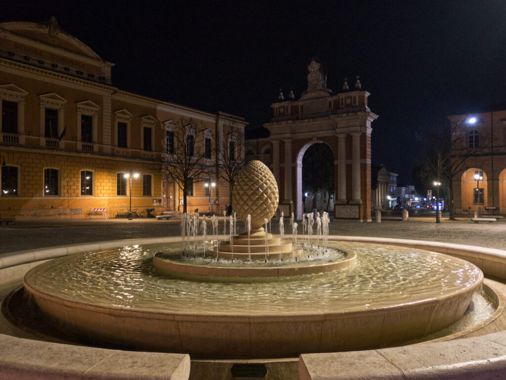Nočná Fontana della Pigna s Arco Ganganelli v Santarcangelo di Romagna