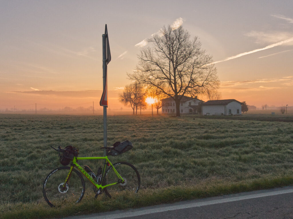 Naložený cestný bicykel pri mrazivom východe slnka neďaleko Soragny