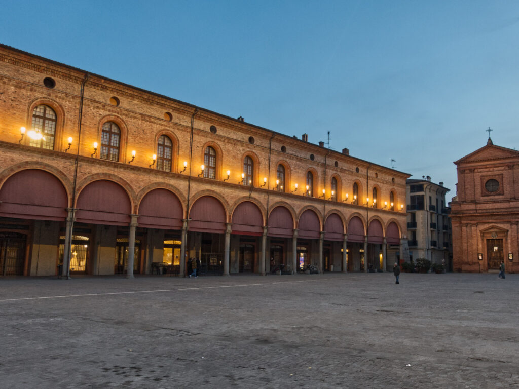Palazzo Sersanti vo večernom osvetlení na Piazza Matteotti v Imole