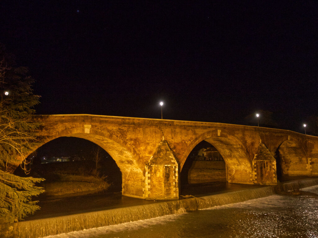 Nočne osvetlený Ponte Vecchio nad riekou Savio