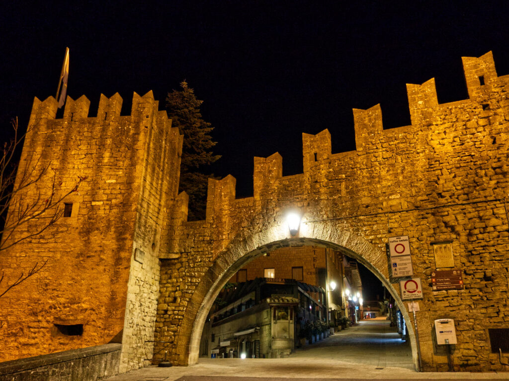 Nočný pohľad na mestskú bránu Porta della Fratta v historickom centre San Marína
