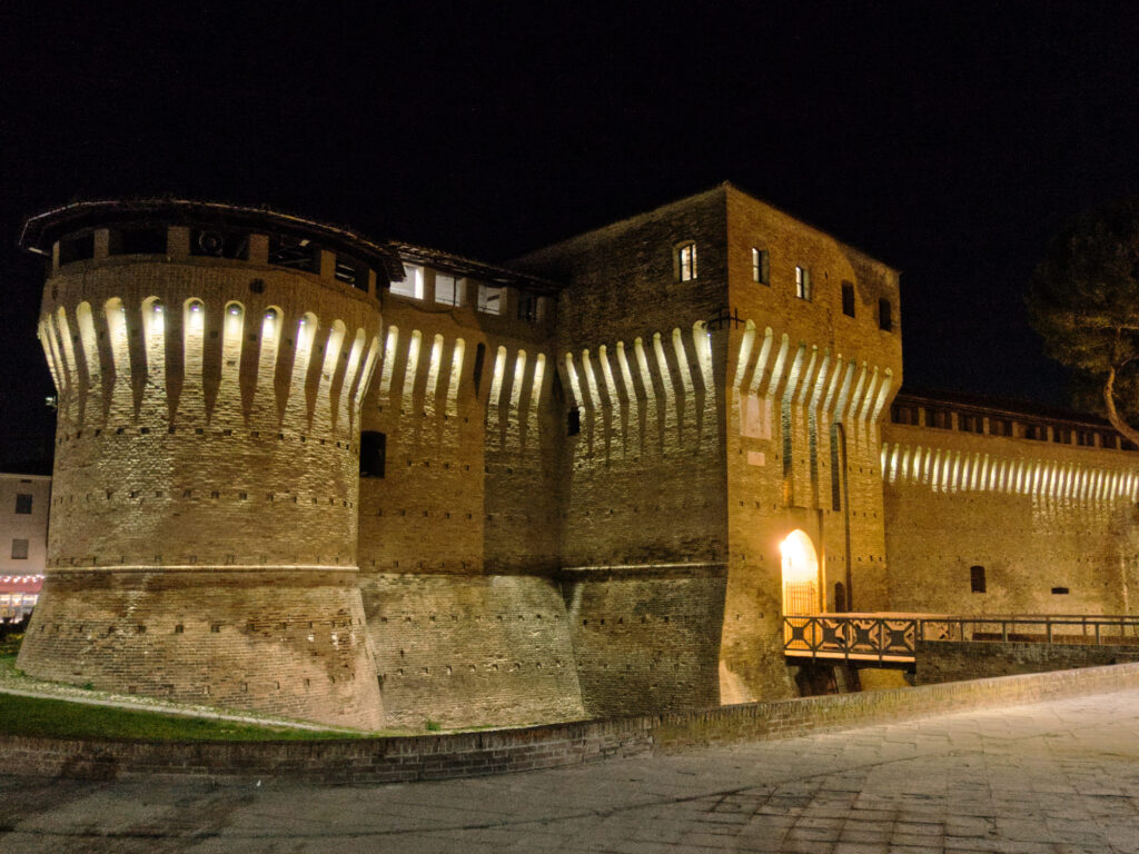 Osvetlená pevnosť Rocca Albornoziana vo Forlimpopoli