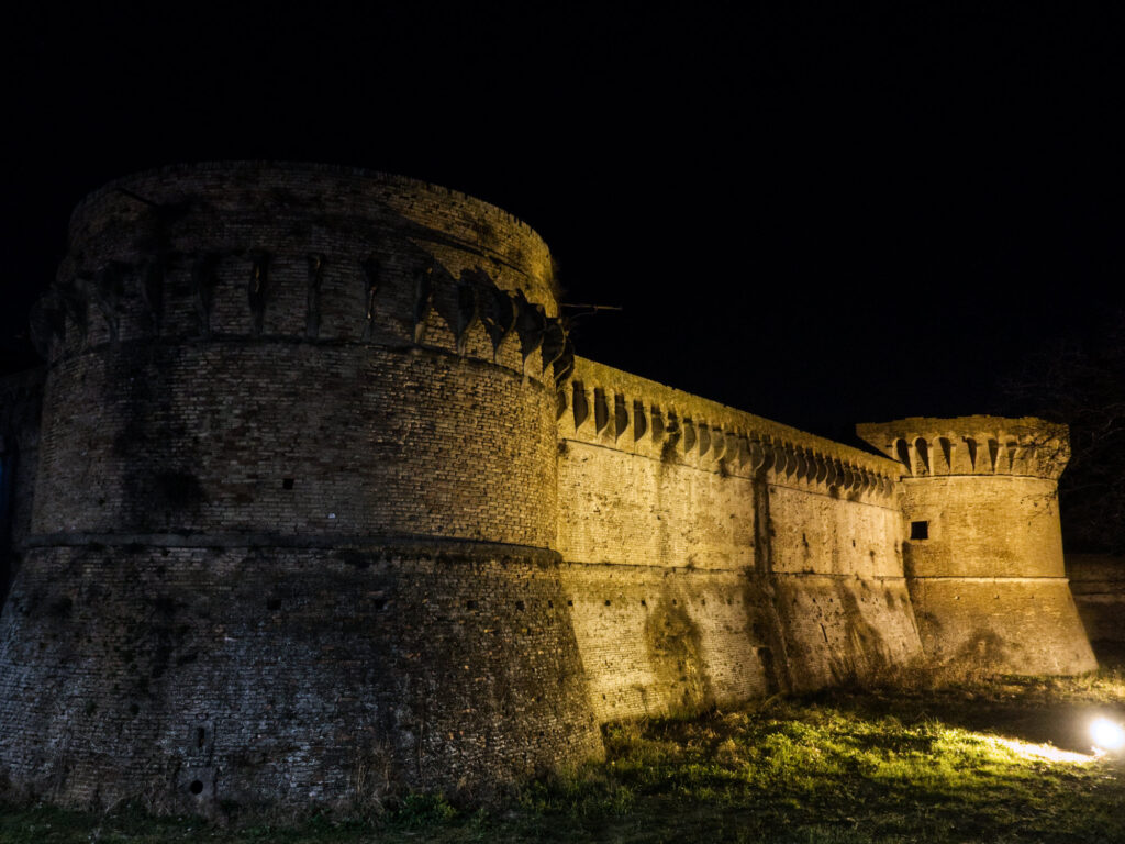 Večerný pohľad na hradby a kruhové veže pevnosti Rocca di Ravaldino vo Forlì