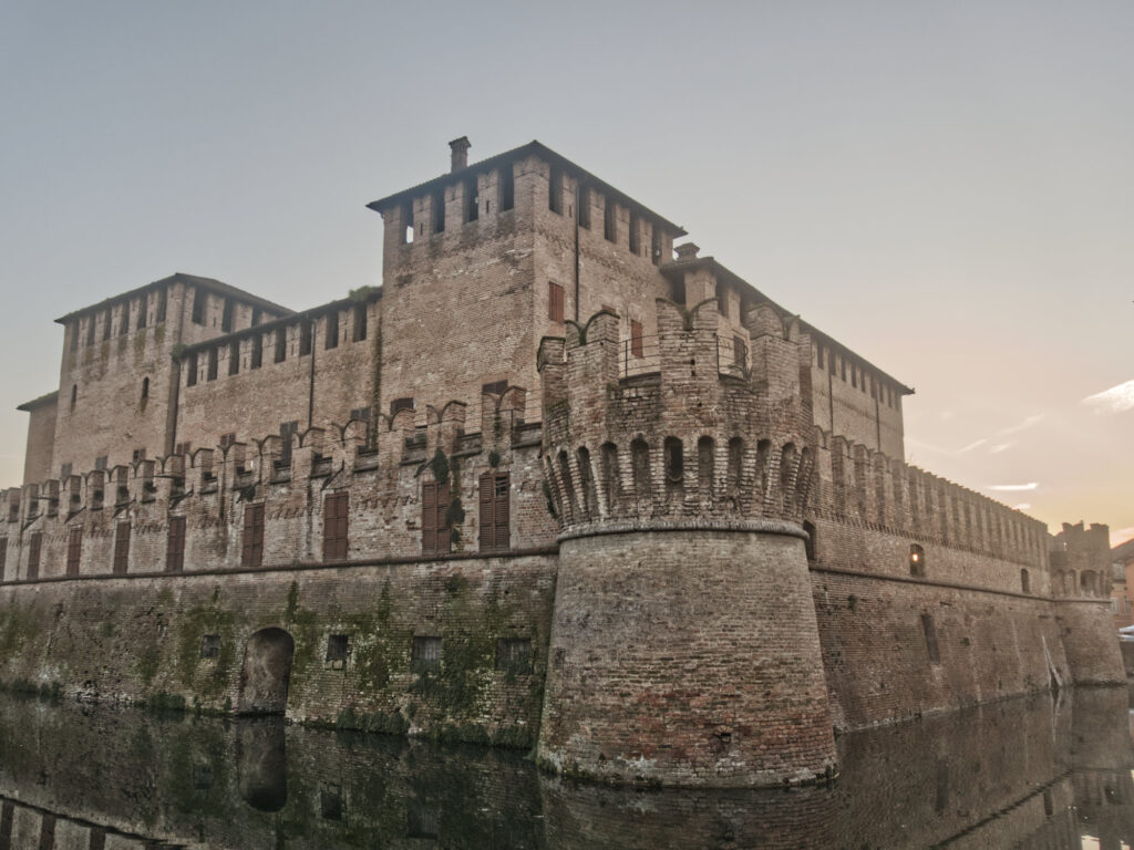 Pohľad na tehlovú pevnosť Rocca Sanvitale vo Fontanellate - región Emilia-Romagna